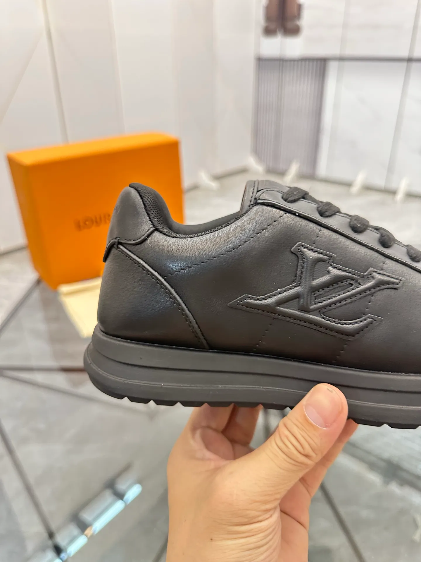 Men's shoes: 💰P700¥ Top quality Product trademark: LV* "Louis Vuitton*" low-top casual shoes Regular size: 35-45 (can be customized to 46) Couple style Product materials: Imported cowhide upper, breathable lining, original outsole. Number: two